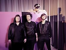 Die Jungs in der Band sind Julian Cassel, Tommi Holtgreve und Andi Weizel (v.l.n.r.).