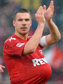 Mit dem Ball unter dem Trikot feiert Kölns Lukas Podolski sein Tor gegen Freiburg am 26.02.2011.