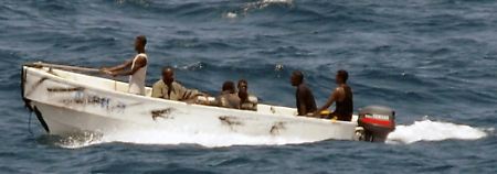 In einem von der der US-Marine zur Verfügung gestellten Bild sind am 8. Oktober 2008 somalische Piraten in einem kleinen Boot beim Verlassen des gekaperten Frachters "Faina" zu sehen.