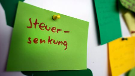 An einer Pinnwand im Sächsischen Landtag in Dresden.