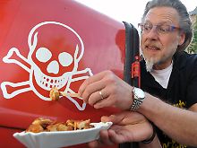 Nicht nur in Berlin ist die Currywurst scharf, sondern auch im Ruhrpott: Gerd Herzog in Herne Wanne-Eickel bringt mit den zehn Schärfegraden seiner selbstgemachten Soße selbst standfeste Chili-Spezialisten an ihre Grenzen.