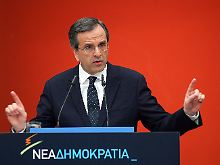 Der Chef der konservativen "Nea Dimokratia", Samaras, will den einschneidenden Maßnahmen nicht zustimmen. Die EU fordert aber einen nationalen Konsens. 