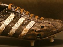 Legende aus Leder: Ein Schuh vom Fuße Franz Beckenbauers.