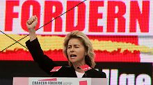 Die Arbeitgeber kritisieren Auftritte von Spitzenpolitikern wie von der Leyen und ...