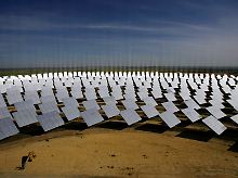 Im spanischen Sanlucar La Mayor bei Sevilla steht zu besichtigen, was Munich-Re-Chef Jeworrek südlich des Mittelmeers errichten will: Das Spiegelfeld eines Solarthermiekraftwerks.