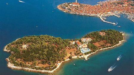 Ganz in der Nähe der kroatischen Adriastadt Rovinj (Hintergrund) liegt die Hotelinsel "Katarina".