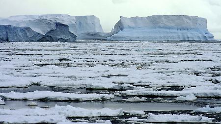 Das ewige Eis bröckelt: Eisschollen treiben vor dem antarktischen Festland.