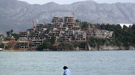 Im Bau befindliche Tourismusanlage im Ort Becici vor den Toren der Tourismushochburg Budva (März 2009).
