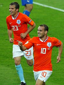 Real bietet für den Franzosen angeblich 25 Mio. Euro plus die beiden Niederländer van der Vaart und Sneijder (r.).