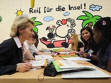 Von der Leyen besucht den Nachhilfeunterricht in der Stadtteilschule Barmbek/Fraenkelstraße in Hamburg.