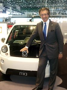 Der Pharma-Unternehmer Edwin Kohl steht auf dem Genfer Autosalon vor dem Elektroauto "Mia". 