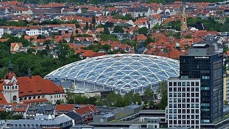 Das gewaltige Dach der Tropenhalle Gondwanaland im Zoo Leipzig.