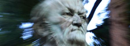 Die Büste von Richard Wagner im Park vor dem Festspielhaus in Bayreuth.
