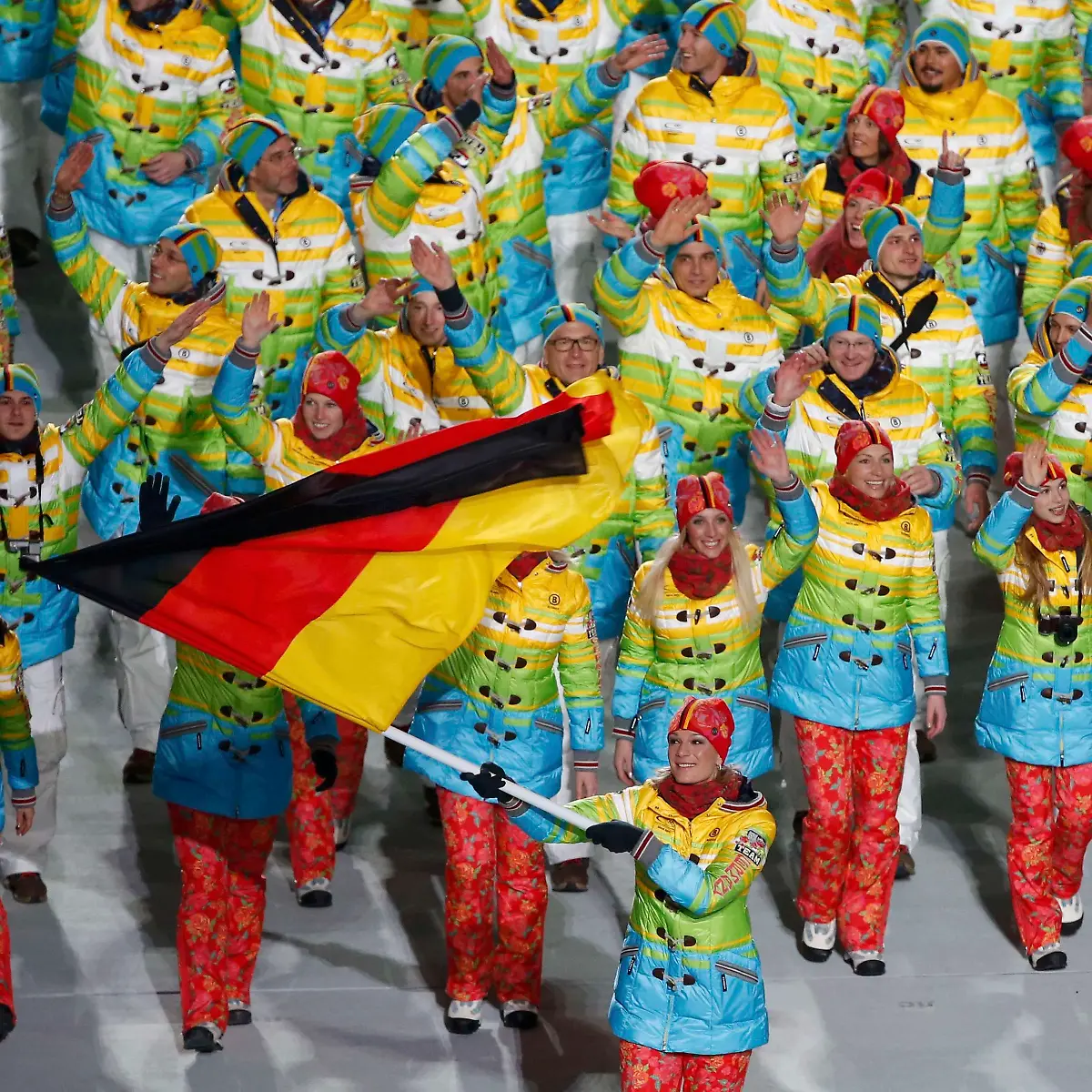 2014-02-07T165620Z-1331959264-TB3EA271B1L47-RTRMADP-3-OLYMPICS-CEREMONY-JPG6708266453139433155