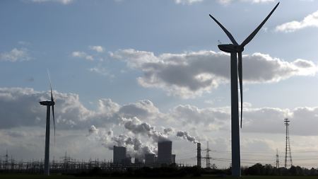 Windräder vor dem RWE-Kohlekraftwerk in Niederaussem bei Pulheim.