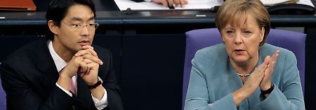 Was soll da noch kommen? Kanzlerin Merkel und Vizekanzler Rösler in der Bundestagsdebatte zum Atomausstieg.