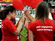 Das DRK wirbt in Berlin für den Freiwilligendienst.