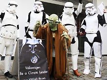 In Brüssel zogen Greenpeace-Aktivisten auch ganz real in Star-Wars-Uniformen auf.