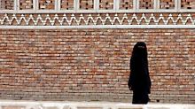 Verschleierte Frau in Altstadt von Sanaa (Jemen).