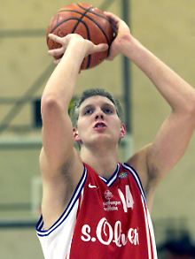 Lang ist's her: Dirk Nowitzki 1999 im Trikot der DJK Würzburg.