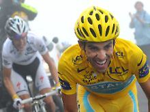 Die Favoriten der Tour 2011 kennen sich aus dem Duell von 2010: Andy Schleck (l.) und Alberto Contador (r.).