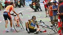 Sturz ohne Folgen bei der Tour 2003: Armstrong fädelt mit seinem Rad in einen Einkaufsbeutel ein und landet auf dem Asphalt. Die Konkurrenz um den Deutschen Jan Ullrich und den Spanier Iban Mayo kann kein Kapital darausschlagen - Radfahrer-Ehre.