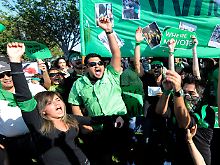 Im Iran demnonstrieren Tausende gegen die Wahl von Ahmadinedschad - sie werfen ihm Wahlbetrug vor.