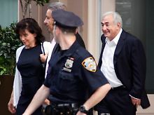 Lächelnd verlassen Strauss-Kahn und seine Frau das Gerichtsgebäude.