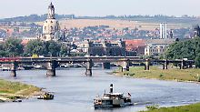 Historischer Seitenraddampfer in Dresden.