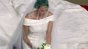 Schlichter Glamour mit Armani: Charlenes Kleid verzaubert