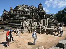 Udayadityavarmans II. ließ Baphuon im 11. Jahrhundert als Staatstempel für den Hindu-Gott Shiva errichten.