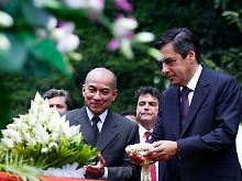 Frankreichs Premierminister Fillon (r) und Kambodschas König Sihamoni nehmen an der Eröffnungszeremonie teil.