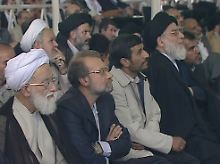 Ahmadinedschad lauscht seinem Mentor. Rechts neben ihm Parlamentspräsident Ali Laridschani, der das Vorgehen der Polizei kürzlich kritisiert hatte.
