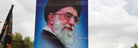 Nach dem Freitagsgebet in Teheran: Ein Gläubiger hält ein Bild von Chamenei hoch.