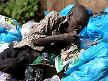 Ein Mann isst Essensreste aus einer Mülltüte in einem Slum in Nairobi (Archivfoto vom 25. Januar 2008).