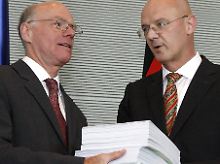 Siegfried Kauder (r), übergibt im Bundestag Bundestagspräsident Norbert Lammert (beide CDU) den Abschlussbericht.