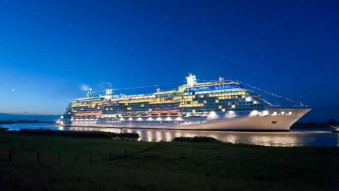 317 Meter langer Luxus: "Celebrity Equinox" überführt