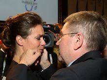 IOC-Vize Thomas Bach mit der untröstlichen Katarina Witt.