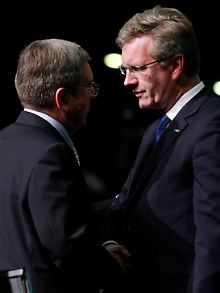 Bundespräsident Christian Wulff (hier neben IOC-Vize Bach) gratulierte den Südkoreanern.