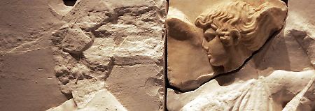 Ein Originalteill des Panthenon-Frieses hebt sich dunkel vom hellen Duplikat einer Metope ab.