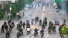 Die Bassidsch-Milizen greifen auf Motorrädern an. 