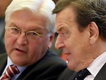 Gemeinsam mit Altkanzler Schröder wies er auf die Verdienste der SPD beim ökologischen Umbau der Wirtschaft hin.
