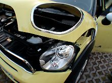 Typisch Mini: Der Scheinwerferausschnitt in der Motorhaube gehört zu den Eigenheiten der Karosserie.