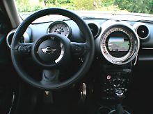 Mehr Dekorelement als Tachometer ist das gewaltige Instrument, das auch den Navi-Bildschirm beherbergt.