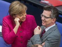 Merkel und Verteidigungsminister De Maiziere: Das Ergebnis der Abstimmung war vorhersehbar.