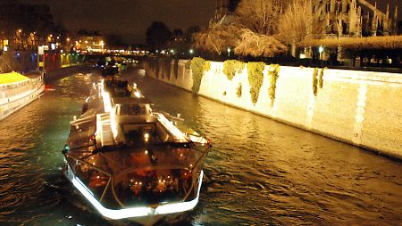 Nächtliche Bootsfahrt vorbei an Notre Dame (rechts) ...