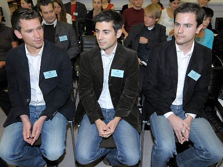 Das sind die drei Spickmich-Geschäftsführer beim Drücken der Gerichtsbank.