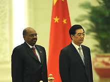 Staatsempfang für einen gesuchten Mann: Omar al-Baschir, links, bei seinem Besuch in Peking mit Chinas Präsident Hu Jintao.