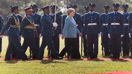 Merkel bei der Begrüßung in Kenia. Sie wird noch nach Angola und Nigeria reisen.