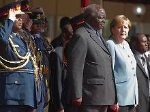 Empfang von höchster Stelle: Angela Merkel mit Kenias Präsident Mwai Kibaki in Nairobi.